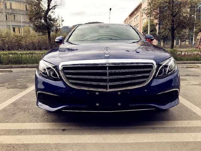 小伙喜提奔驰E300L, 媳妇当车模, 网友: 真是好