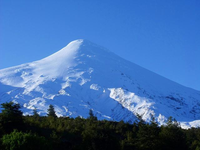 如今,奥索尔诺火山每年吸引着成千上万的游客前去旅游观光.