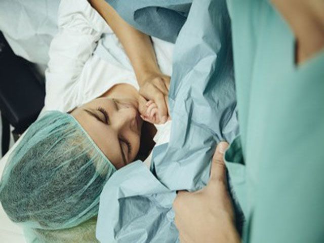 孕妇为了宝宝聪明坚决要顺产生孩子,家人医生急得直跺脚!