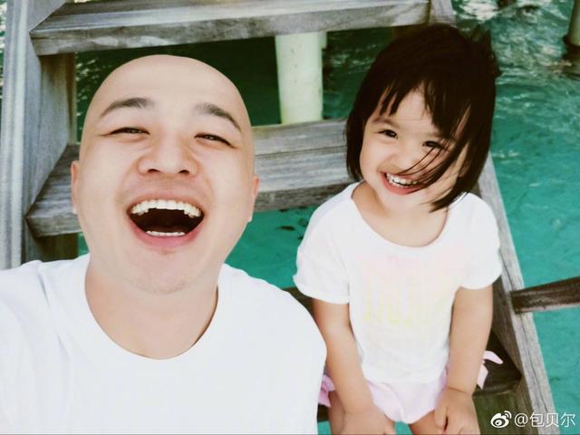 包贝尔晒饺子亲子照,父女俩表情同步非常有爱