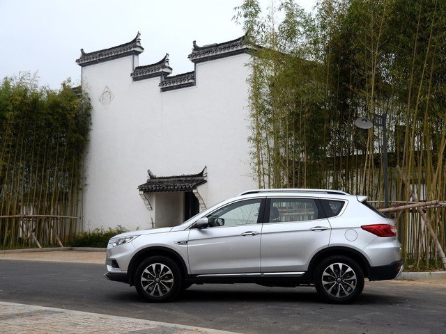 走进10万的SUV：动力1.4T，有TCS、HBA，内饰惊艳