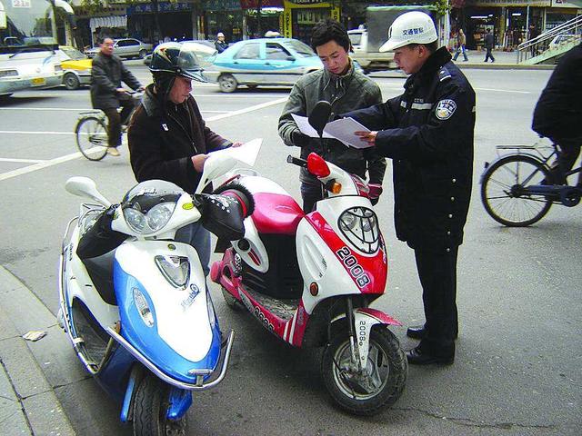 交警提示:新规实施，酒后驾驶超标电动车被查将罚款并暂扣车辆!