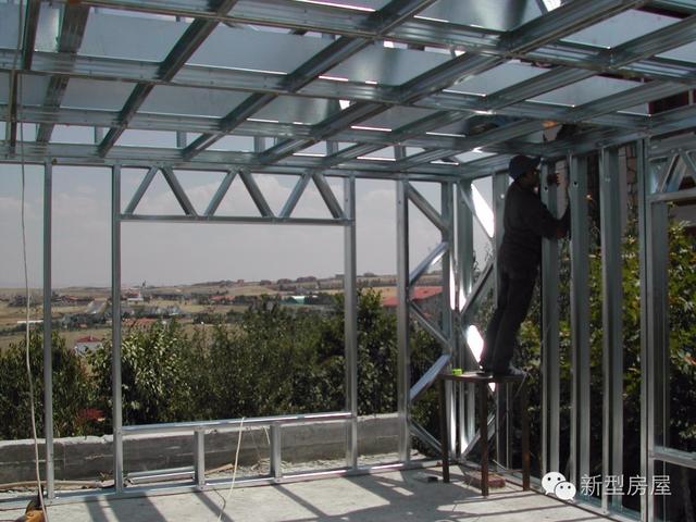 实拍国内轻钢别墅建造全过程，它真的不结实，只能住10多年吗？