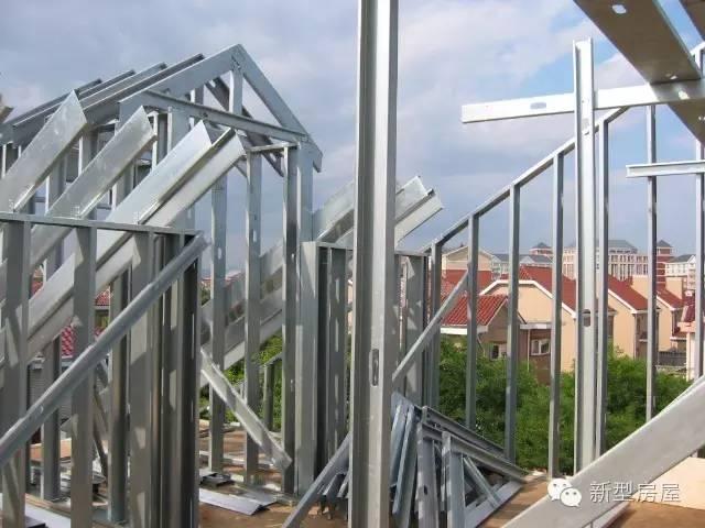 实拍国内轻钢别墅建造全过程，它真的不结实，只能住10多年吗？