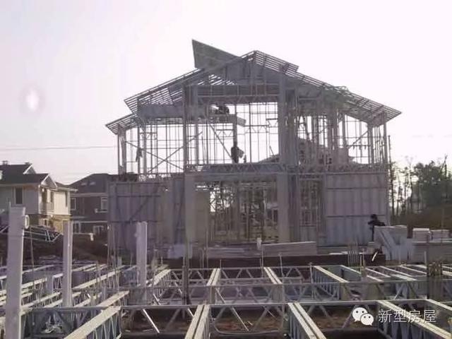 实拍国内轻钢别墅建造全过程，它真的不结实，只能住10多年吗？