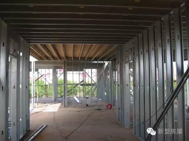 实拍国内轻钢别墅建造全过程，它真的不结实，只能住10多年吗？