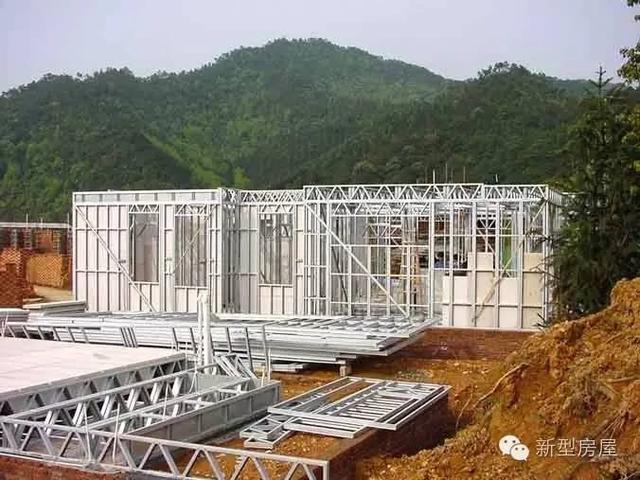 实拍国内轻钢别墅建造全过程，它真的不结实，只能住10多年吗？