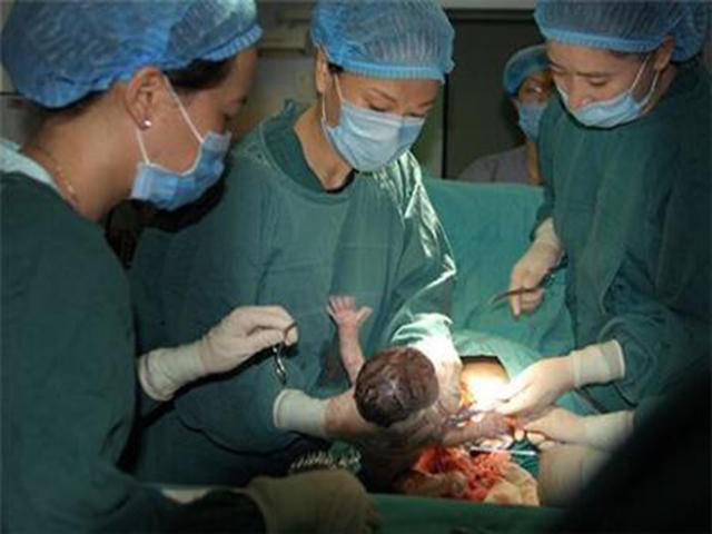 怀孕8个月意外摔倒,医生当即要求剖腹产,剖开肚子后瞬间吓懵!