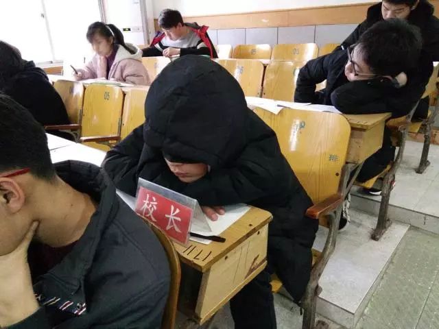 监考真的很无聊啊监考时老师都干过哪些丧心病狂的事情