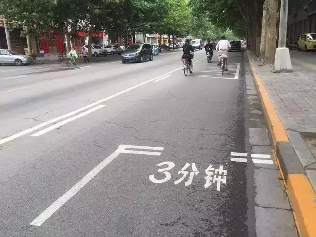 交警提醒：路上又添新标线，轧一下罚款100，扣3分，好多车主中招