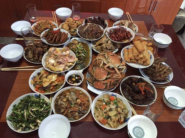 东北农村的年夜饭,大口喝酒大块吃肉,南方人只能看着
