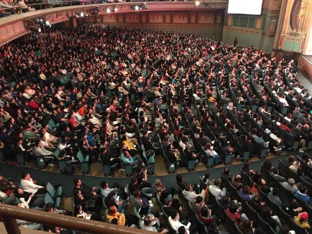 重翻郭德纲商演照片,真的是座无虚席、一票难