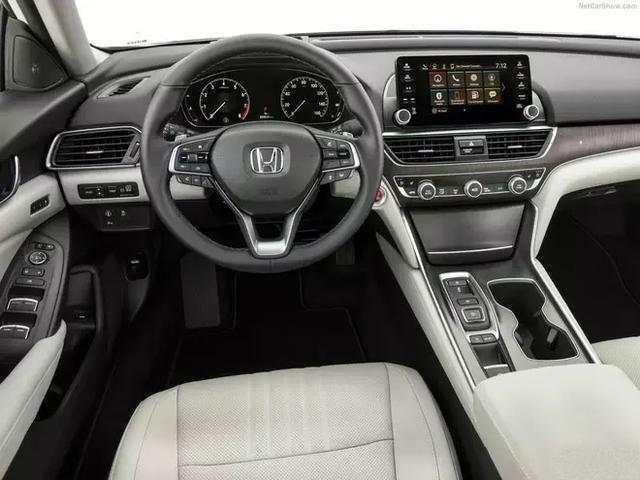 国内首批10代本田雅阁下线, 颜值不输宝马, 油