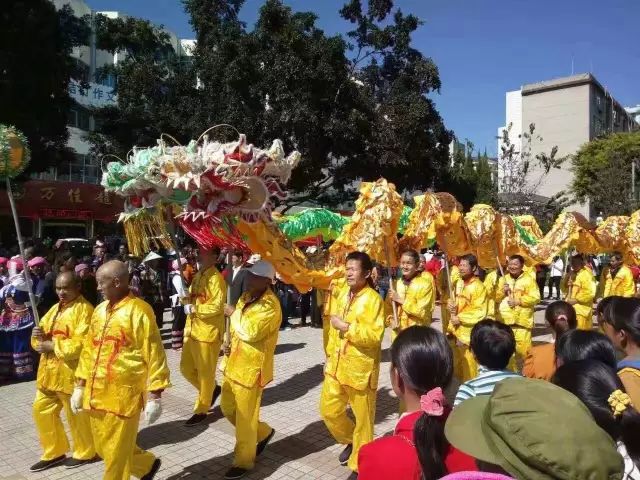 5.免费电影放映活动 1.室内:少儿免费电影 时 间:2018 年 2 月 8 日13 日(13:0015:00) 地 点:县民族图书馆多功能厅 2.室外:免费电影 时 间:2018 年 2 月 16 日17 日(19:3021:00) 地 点:小花园舞台