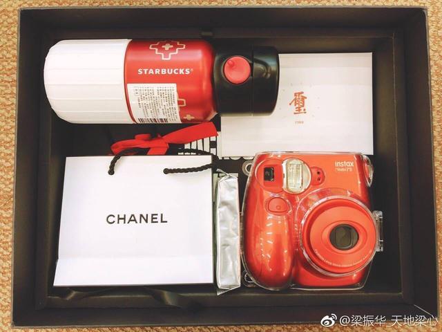 看看易烊千玺送媒体的礼物有什么?