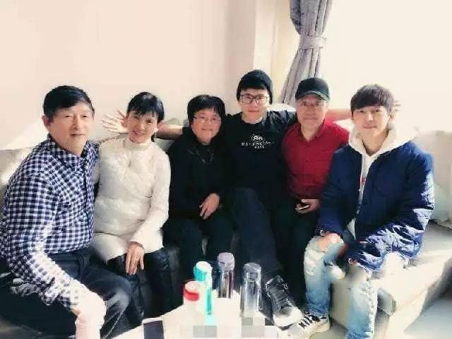 谢娜双胞胎女儿正面照终于曝光!皮肤很迷,手工