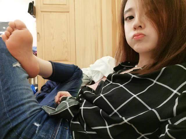 冯提莫春节晒脚,被网友吐槽:一米五的身高,拍出40的大脚