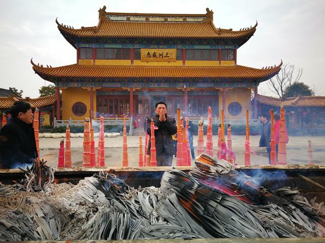 正月初五如东东初寺数万人烧香叩首 恭迎财神爷 希望新年财运亨通