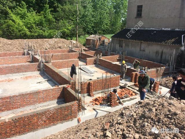 水泥红砖全暴涨,农村建房成本1年涨15万,顶农