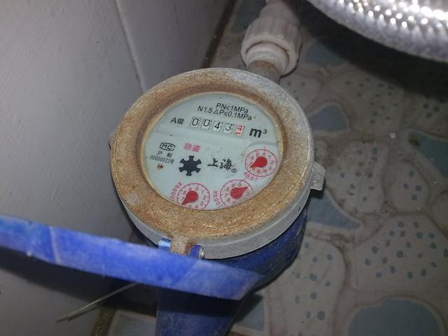 水表总是自转水费越bob手机版网页交越多！抄表员说正常这次被我发现猫腻了(图2)