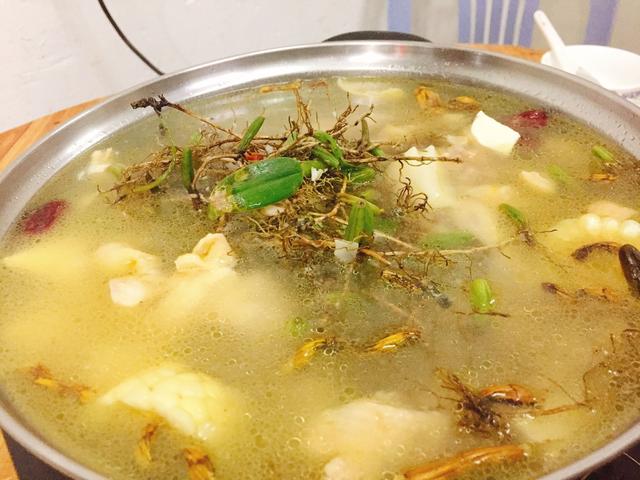 鸡肉火锅汤底有多种选择,例如石橄榄鸡,竹笋鸡,椰子鸡等.
