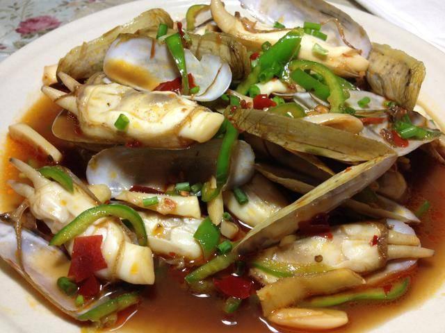 蒸鱼蒸海鲜都比较讲究火候,跟粉蒸肉不一样)        食材明细:   蛏子