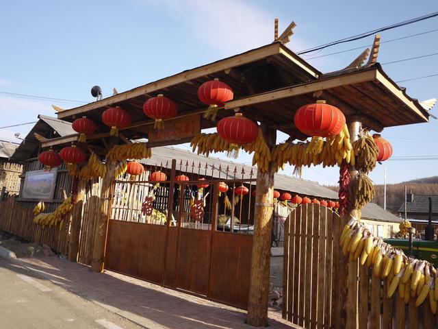家家户户都在做农家乐,大门上挂上红灯笼,玉米做为大门的装饰很东北风