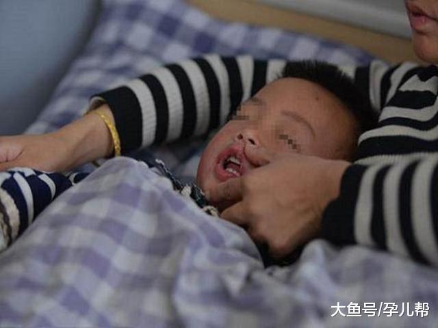 4岁男孩肚子疼痛难忍 口吐白沫后离世了 只因吃了5毛钱的东西