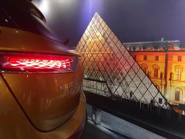 抢先体验法国总统座驾DS7 灯光挑战奥迪，内饰媲美奔驰