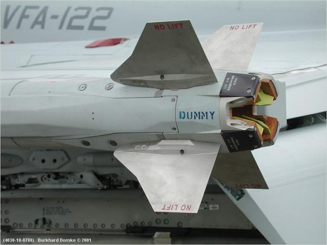 第四代AIM9X空空格斗导弹面对二代机居然也能