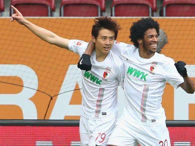 羡慕!在德甲踢球的一韩国国脚竟戴上了球队的