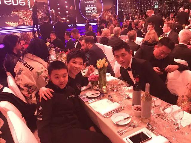 邓亚萍带12岁儿子走红毯个头一般高,两点决定