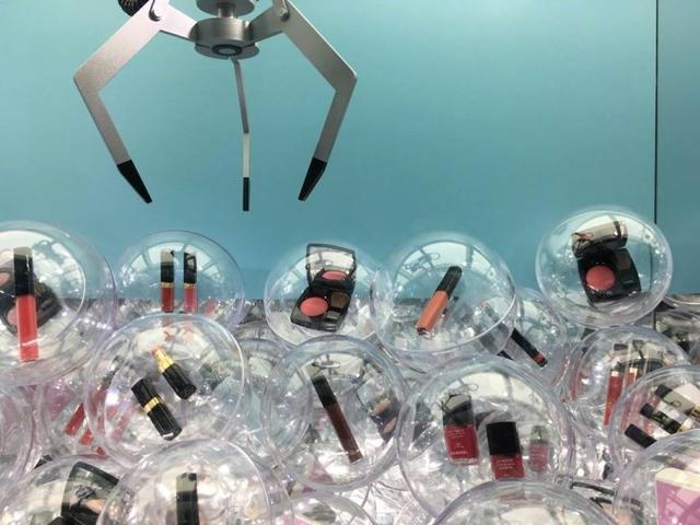 日本香奈儿开游戏厅, 娃娃机可夹化妆品! 网友