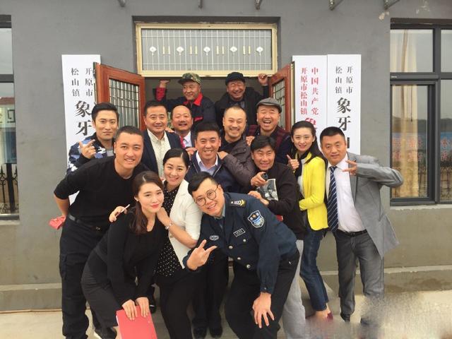 “刘能”王小利全家近照，前妻漂亮有气质，两任妻子都生一儿子