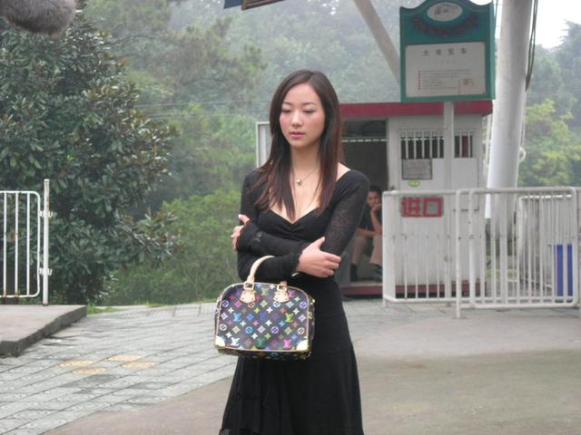 娱乐圈背景最强大的女星:上大学被劝退,说错一