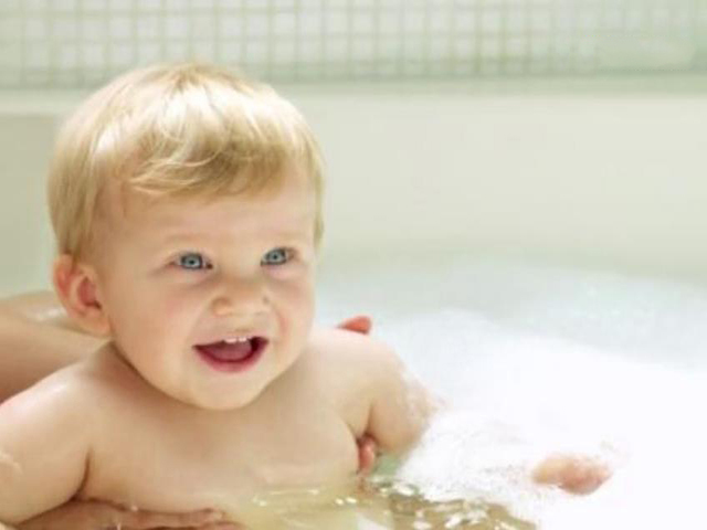 6个月婴儿洗澡后双目失明,都怪奶奶这个小动作,很多父母都这样做!