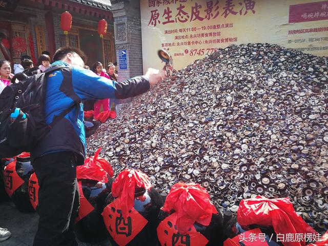 抖音视频上比较火的西安永兴游客喝酒摔碗体验