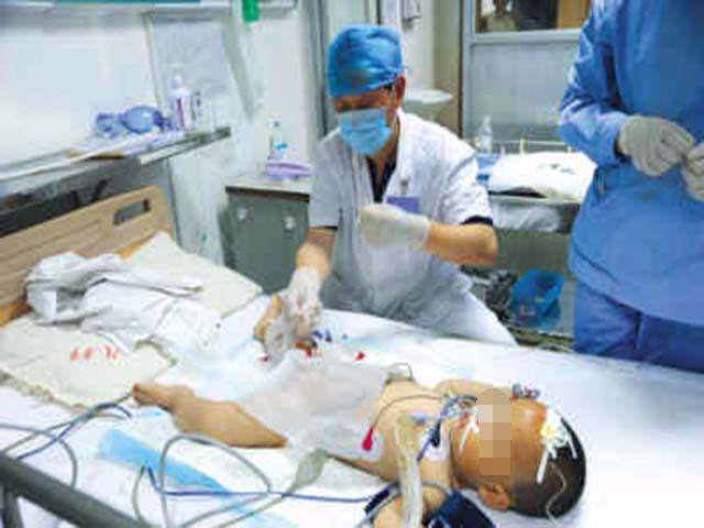 小孩喝完矿泉水后抢救无效死亡,竟是爸爸装错了瓶子