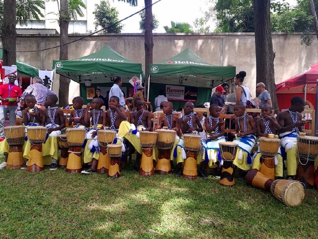 非洲美食节上,吃雪糕不哭的黑人小孩及喜欢中