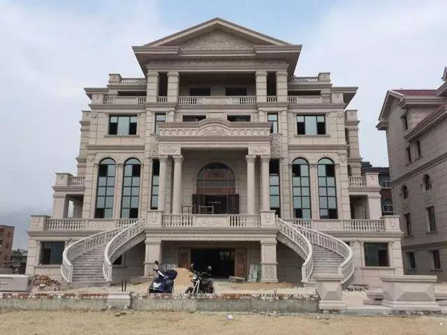 有钱人建a套房套房,别墅买十方穷人,有钱没钱看商品就知道了!太贵金地别墅房子图片