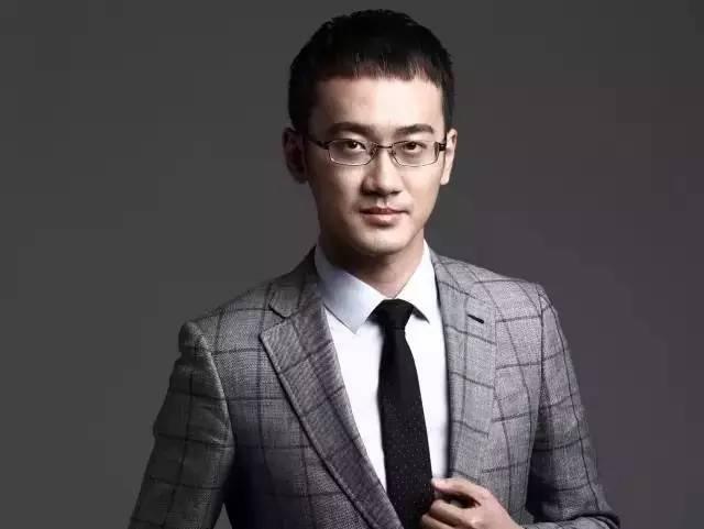 他曾被老板嫌弃穿着,现在他的定制西装却被徐小平等一