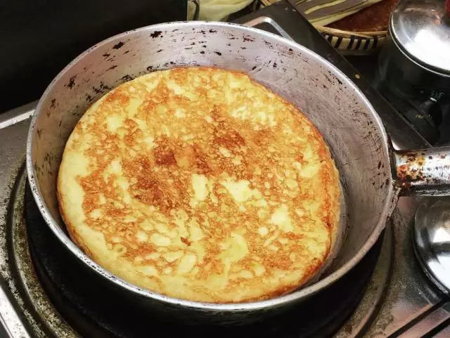 米浆粑粑外表金黄酥脆,里面洁白软糯,热气