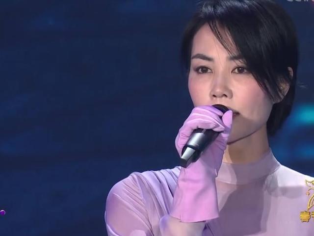 春晚小秘密:王凯为啥瘦得让人心疼 王菲带手套