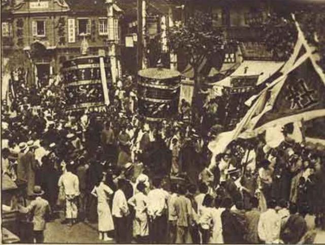 笙父母的棺木摆放田间, 中间长出黄杨树, 风水太