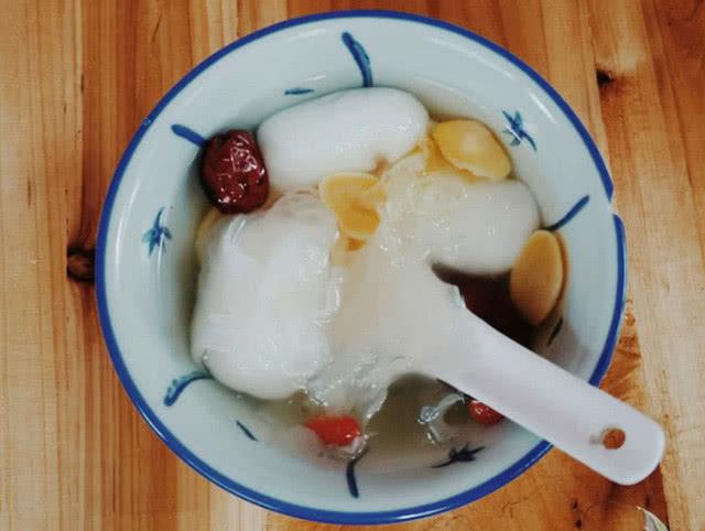 这种小吃只有在潮汕地区才有, 看着像汤圆, 吃起