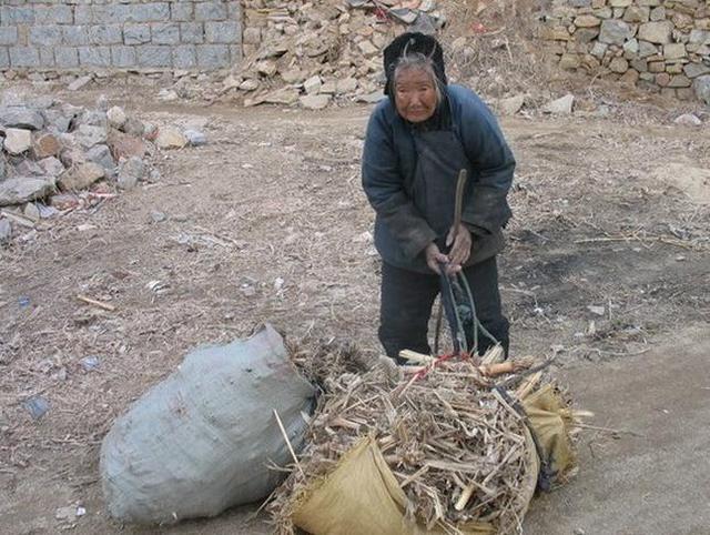 实拍:87岁老人晚年生活凄惨,儿子无情不管她,养女则