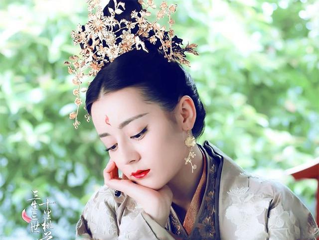 同样是眉间花钿,赵丽颖和迪丽热巴都输给了最后一位,只服她!