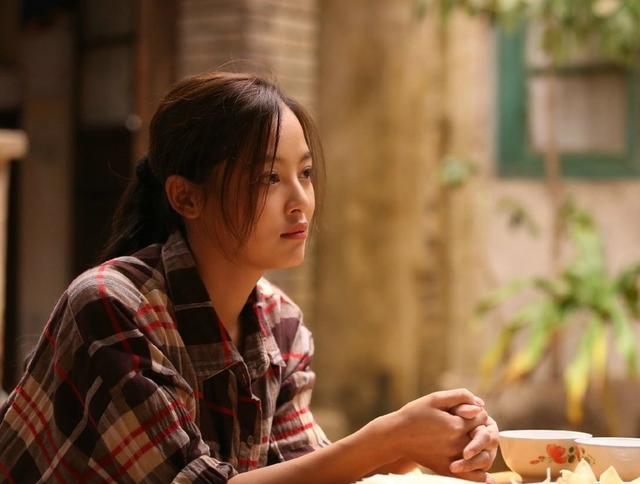 出演"顾瑶"一角的辛芷蕾入行时间不到7年,但也主演了《长江图》,《绣