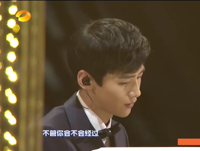 认真起来的白敬亭更帅了，跨年晚会既弹钢琴又献唱