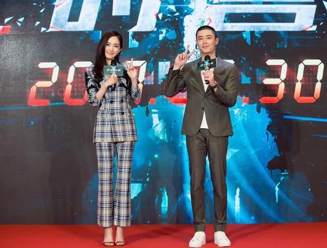杨幂和当红男明星合影,第一张甜一脸,最后一张没在一起可惜了!